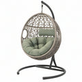 Poltrona sospesa 105 x 105 x 195 cm in rattan sintetico grigio con struttura in metallo e seduta verde salvia